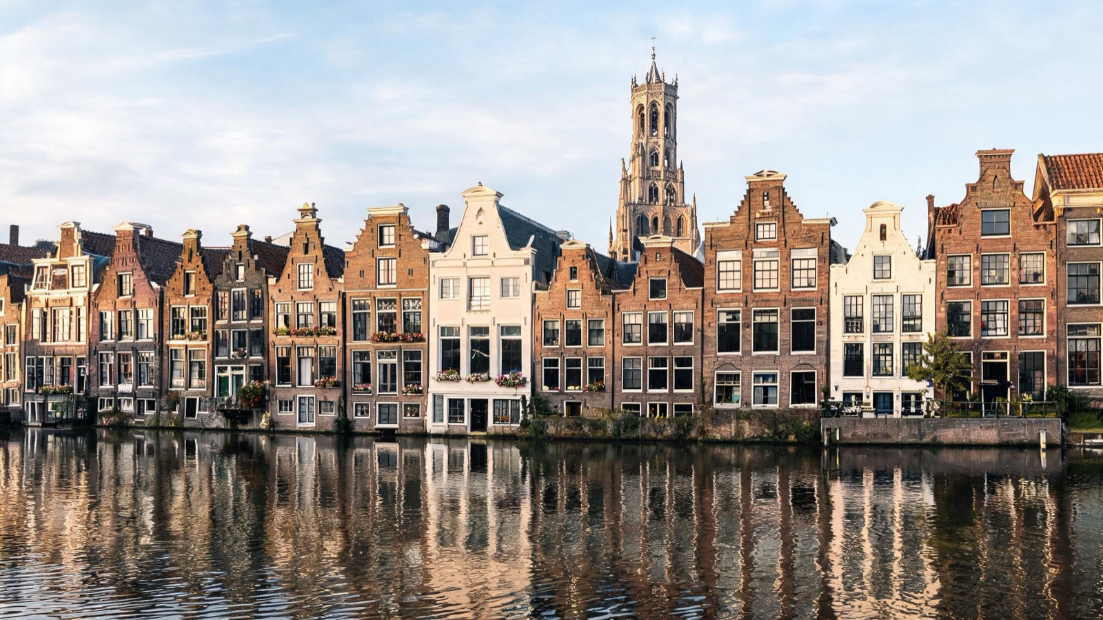 Historische gevels aan een gracht in Delft
