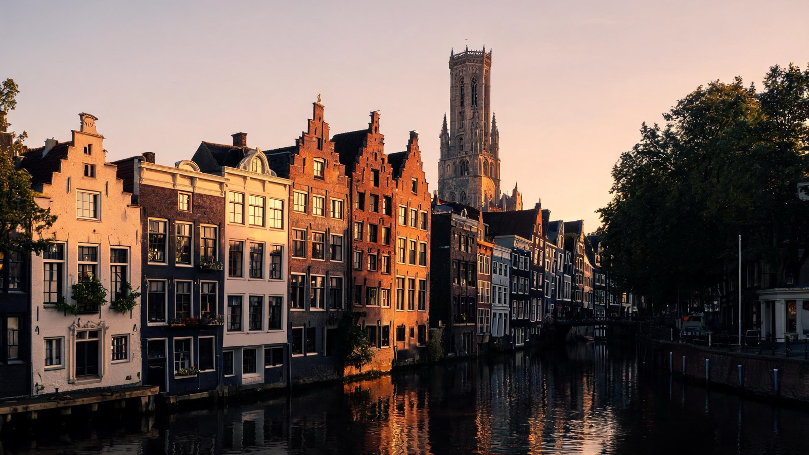 Werfkelders aan de Oudegracht met de Domtoren in Utrecht