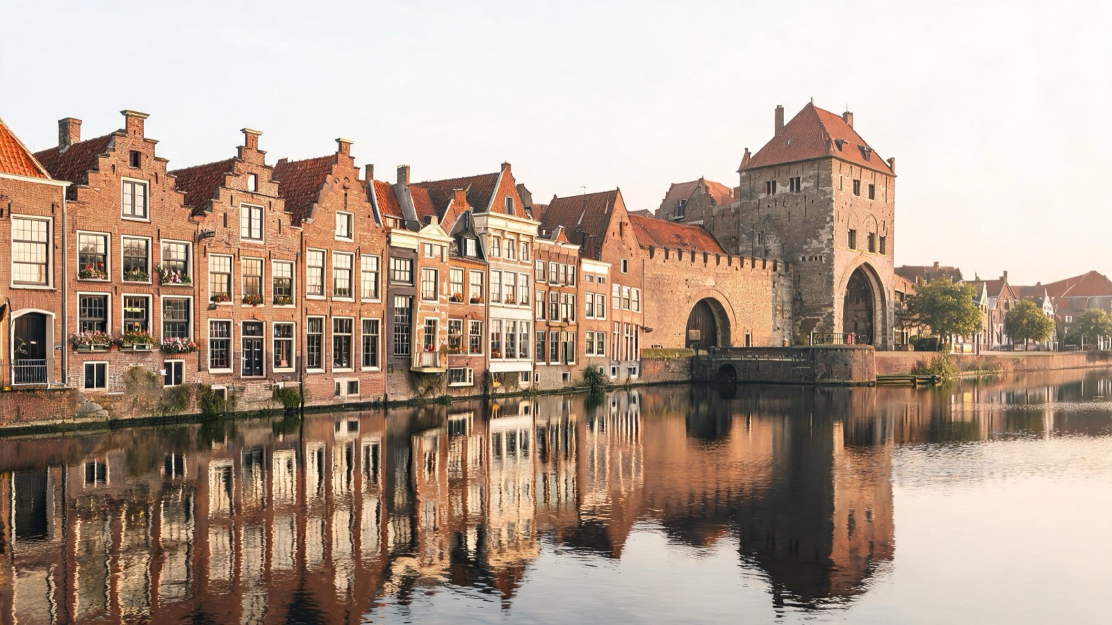 Woningen aan de stadsgracht bij de Sassenpoort in Zwolle
