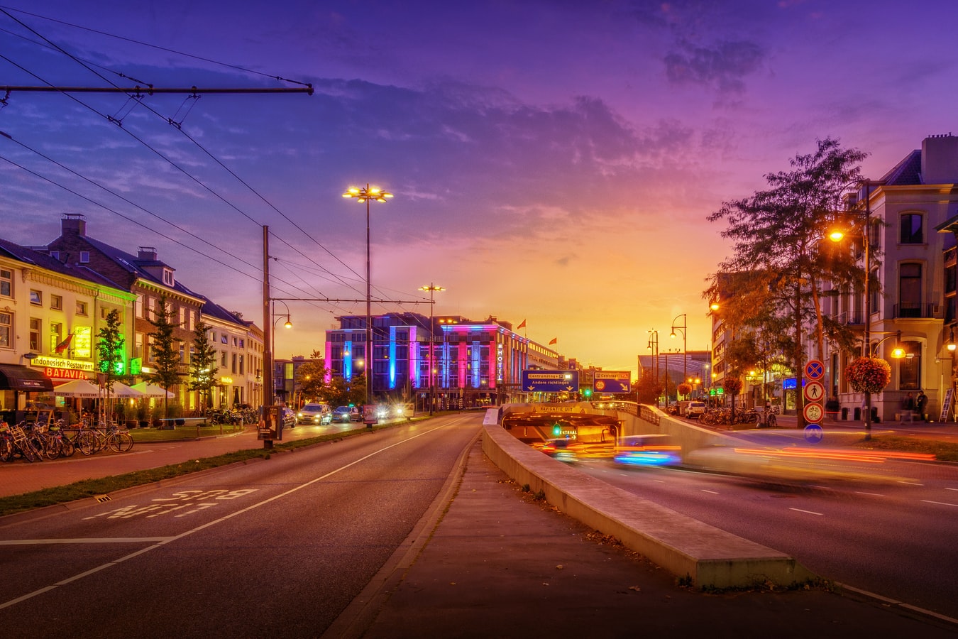 Het centrum van Arnhem in de avond, gezien vanaf het Willemsplein richting de binnenstad